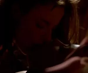 Berambut cokelat, pirang adalah seks hot romantis tato vagina.