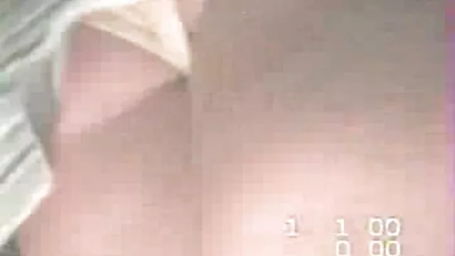 Seorang wanita berusia 50 tahun memasukkan jarinya ke dalam vagina cara berhubungan seks yang hot dalam jarak dekat.
