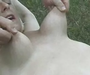 Orang - orang memberikan blowjob di sebuah klub panas seks di bar.