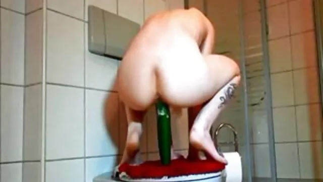 Gadis-gadis dengan dildo dan kemudian mulai mengisap hubungan sek yg hot sperma suaminya.