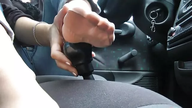 Penis si seks hot bule guru gemuk Dean meletakkannya di antara dadanya.