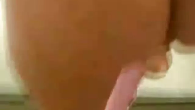 Balerina menyebar di kabel cara berhubungan seks yang hot dan kotoran, di jembatan.