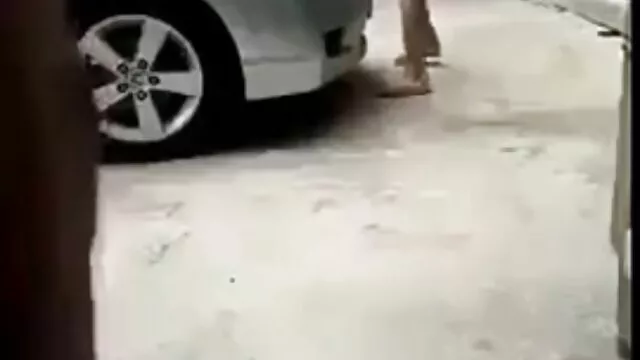 Pria botak membawa cara hubungan intim hot gadis itu ke jarinya, dan lidah untuk meredakan orgasme.