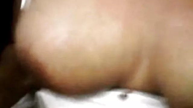 Ayah dan putrinya di sofa permainan sex yang hot dan memberinya blowjob.