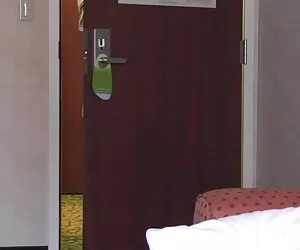 Ayah dari putri Kaos di rumah di sofa. hot hubungan intim