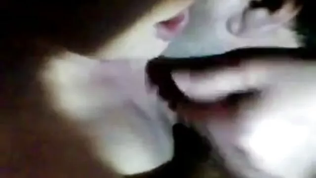 Sex milkman hubungan intim hot suami istri nya ebony di sofa.
