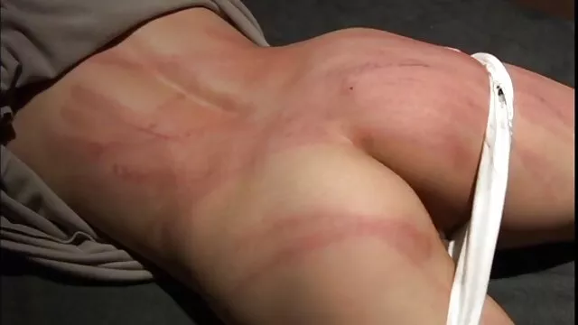 Pria botak itu menyentuh wajahnya hubungan sek paling hot dan meletakkan abunya di mulut.