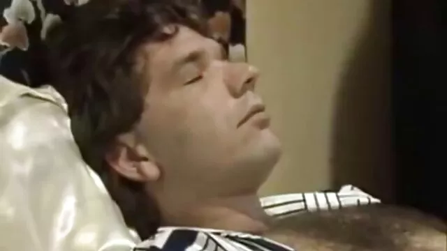 Seorang pria merayu seorang teman sekamar pirang sek terpanas di kamar tidur.