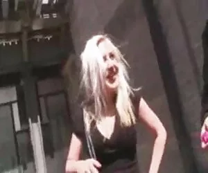 Omong kosong 18 tahun berambut merah sex panas hot adalah teman ekor, dan kemudian membawa gaya untuk anjing.