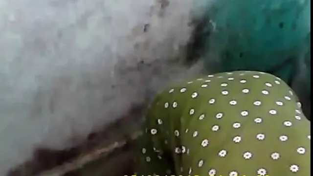 gadis baru cara bersetubuh yang hot lahir memberi makan keledai dengan pistol di slot.
