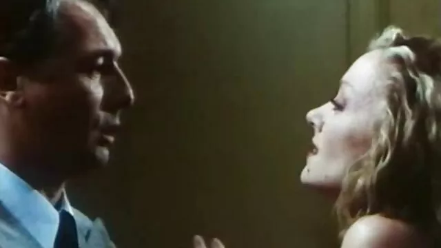 Seorang istri, istri, ngeseks hot suami sementara sepak bola terlihat di ruangan lain.